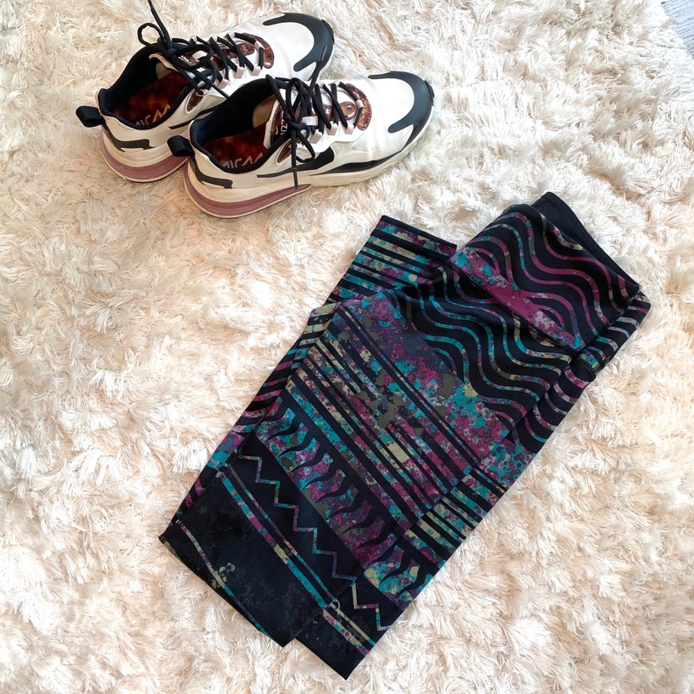 Lululemon Wunder Unders - Limited Edition size 6
